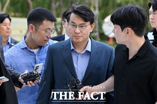 공천 개입 의혹을 받고 있는 윤상현 국민의힘 의원이 27일 오전 서울 종로구 KT 광화문 빌딩 웨스트에 마련된 김건희 특검(특별검사 민중기)에 출석하며 취재진의 질문에 답하고 있다./남용희 기자