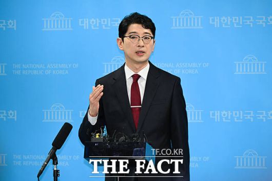 주진우 의원이 이번 당권 경쟁에서 캐스팅 보트 가능성이 거론된다. 사진은 주 의원이 24일 서울 여의도 국회 소통관에서 당대표 출마 선언을 한 후 취재진 질문에 답변하는 모습. /남윤호 기자