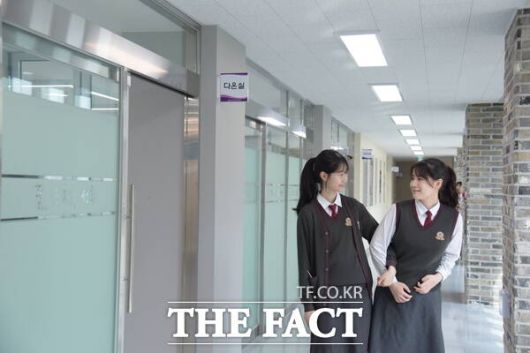 대전여자상업고등학교 미래관 다온실 앞을 지나는 학생들의 모습. /대전시교육청