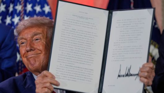 도널드 트럼프 미국 대통령이 지난 23일(현지시각) 워싱턴의 앤드루 W. 멜론 강당에서 열린 AI 정상회의에 참석해 연설한 뒤 서명한 인공지능(AI) 관련 행정명령을 들어 보이고 있다. / AP·뉴시스