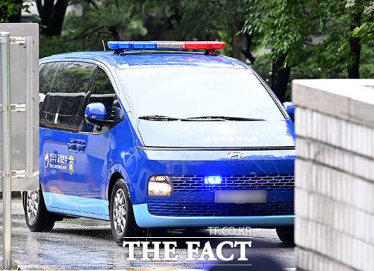 구속 수감된 윤석열 전 대통령이 탑승한 호송차가 18일 오전 서울 서초구 서울중앙지방법원으로 들어서고 있다. /사진공동취재단