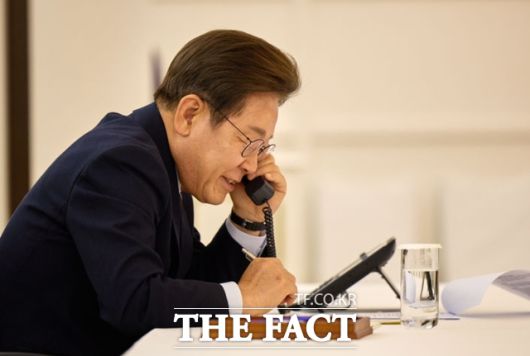 이재명 대통령이 지난달 6일 서울 한남동 관저에서 도널드 트럼프 미국 대통령과 전화 통화를 하고 있다. /대통령실