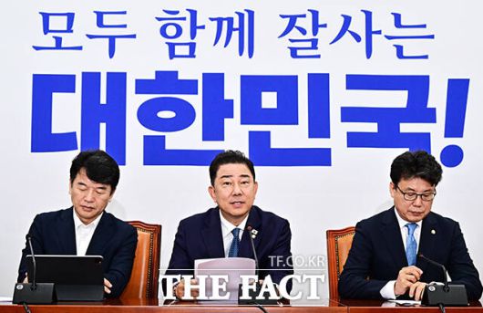 김병기 더불어민주당 당대표 직무대행 겸 원내대표는 31일 국회에서 열린 민주당 정책조정회의에 참석해 "미국과의 관세협상이 성공적으로 타결됐다"며 "역시 이재명 정부다. 국익 중심의 실용외교는 옳았다"고 밝혔다. /배정한 기자