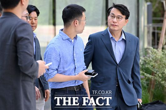 김건희 특검이 윤상현 의원 조사, 이준석 대표 압수수색, 윤 전 대통령 체포영장 청구로 수사 강도를 높이는 상황에서 민주당이 수사 정국의 주도권을 확실히 잡겠다는 강한 의지를 드러낸 것으로 해석된다. 사진은 지난 27일 윤 의원이 특검 사무실에 출석하는 모습. /남용희 기자