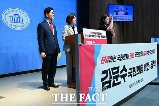 김 전 장관의 '비전과 공약' 발표에 앞서 나경원 의원이 인사말을 하고 있다.