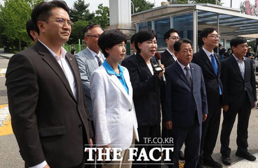 발언하는 전현희 총괄위원장.