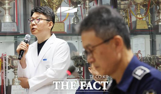 질의에 답변하는 서울구치소 의료소장.