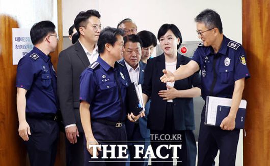 김현우 서울구치소장 안내 받는 전현희 총괄위원장.