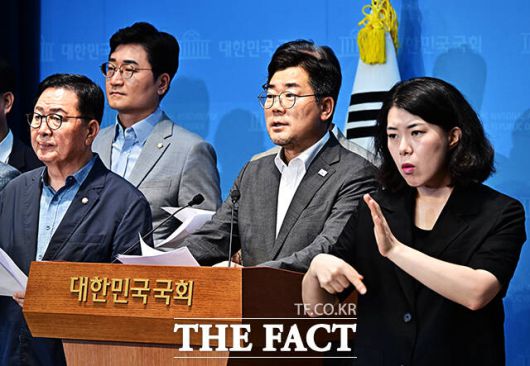 박찬대 후보(가운데)는 지난달 28일 판사와 검사가 증거를 조작하거나 사실관계를 왜곡할 경우 형사처벌할 수 있도록 '법 왜곡죄'를 신설하는 내용의 형법 개정안을 대표 발의했다. /배정한 기자