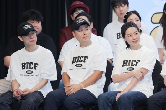 그룹 배치기 멤버 탁, 코미디언 변기수 안영미(왼쪽부터)가 '제13회 부산국제코미디페스티벌' 기자회견에 참석해 다양한 이야기를 전했다. /부산국제코미디페스티벌 조직위원회