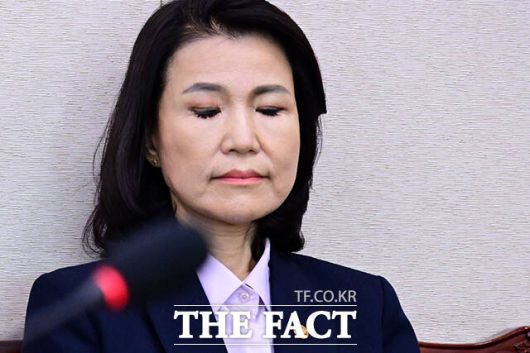 이날 국회 법사위는 여야가 첨예하게 대립하고 있는 방송 3법과 노란봉투법, 상법 등을 상정해 심의할 예정이다. 사진은 생각에 잠긴 이진숙 방통위원장의 모습.