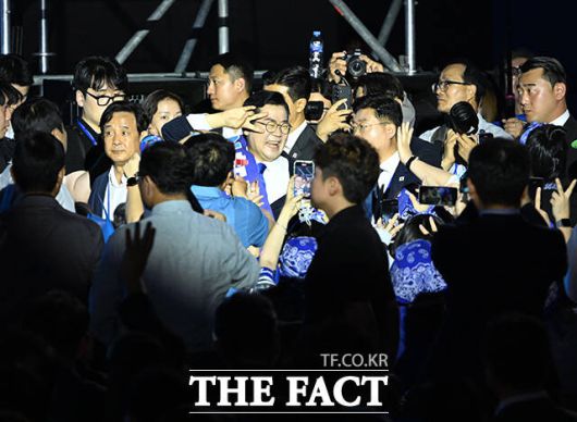 박찬대 더불어민주당 당대표 후보자가 2일 오후 경기도 고양시 킨텍스 제2전시장에서 열린 더불어민주당 제2차 임시전국당원대회에 입장하며 당원들에게 인사를 하고 있다. /고양=배정한 기자