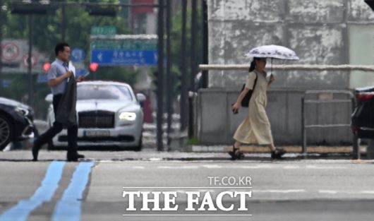 서울 전역에 폭염경보가 발효된 지난달 24일 오후 서울 송파구 송파대로 일대 도로에 아지랑이가 피어오르고 있다. /박헌우 기자