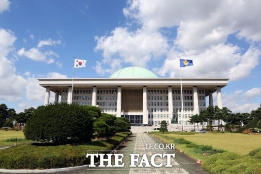 전국 대부분 지역에서 폭염이 기승을 부리는 가운데 국회는 탄소배출을 줄이는 취지에서 냉방 가동 시간을 탄력적으로 운영하고 있다. /더팩트 DB