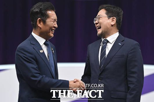 정청래(왼쪽) 민주당 당대표 후보는 "바로 처리해줘야 된다"고 했고, 박찬대 후보는 "당연히 즉각 처리해야 된다"라고 잘라 말했다. 사진은 지난달 29일 열린 민주당 당대표 후보자 TV토론회에서 정 후보와 박찬대 후보의 모습. /국회사진기자단