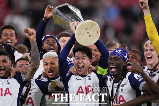 손흥민이 지난 5월 스페인 빌바오의 산 마메스 스타디움에서 열린 2024~2025 시즌 유럽축구연맹(UEFA) 유로파리그(UEL)에서 우승한 뒤 동료들과 함께 트로피를 들어 올리고 있다. /AP.뉴시스