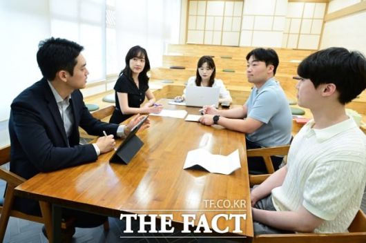 지난달 30일 오후 기업은행 본점에서 영스타 PB들이 더팩트와 인터뷰를 하고 있다. /남윤호 기자