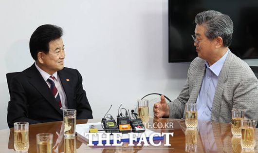 정동영 통일부 장관(왼쪽)이 4일 오후 서울 여의도 국회에서 곽수광 남북협력민간단체협의회 회장과 면담을 갖고 있다. /통일부