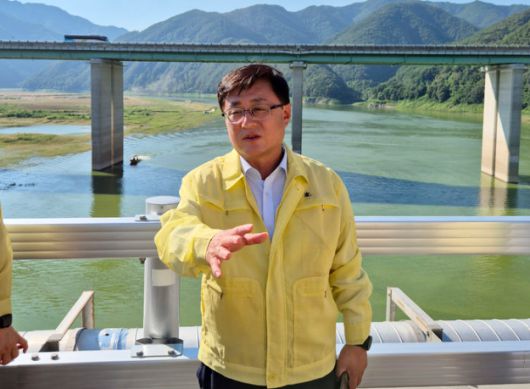 환경부와 금융위원회는 공동으로 추진한 ‘녹색금융 전문인력 양성교육’ 제1차 과정을 마무리하고 수료생 97명을 배출했다고 4일 밝혔다. 사진은 지난달 29일 김성환 환경부 장관이 29일 오후 강원도 춘천 소양강댐을 점검하고 있는 모습. / 환경부
