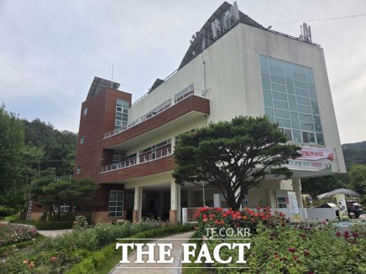 대전 동구가 새롭게 단장한 '대청호자연생태관'이 큰 호응을 얻으며 여름철 최고의 피서지로 각광받고 있다. 사진은 대청호자연생태관 전경./대전 동구