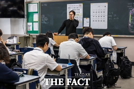 5일 여야 의원들과 교사들은 고교학점제의 미이수제도와 최소성취수준 보장 제도에 대한 재검토도 필요하다고 밝혔다. 사진은 대학수학능력시험 6월 모의평가 시행일인 지난 6월 4일 오전 서울 금천구 금천고등학교 학생들. /사진공동취재단