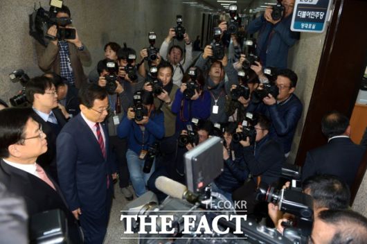 2016년 박근혜 전 대통령 탄핵소추안이 가결된 직후 여야간 대립이 극심했던 당시 야3당(더불어민주당·국민의당·정의당)과 새누리당(국민의힘 전신) 대표의 만남이 불발된 게 대표적이다. 사진은 2016년 12월19일 당시 새누리당 정우택 신임 원내대표와 이현재 신임 정책위의장이 서울 여의도 국회 더불어민주당 당 대표실을 찾아 우상호 원내대표를 예방하려 했으나 만나지 못하고 돌아서고 있는 모습. /뉴시스