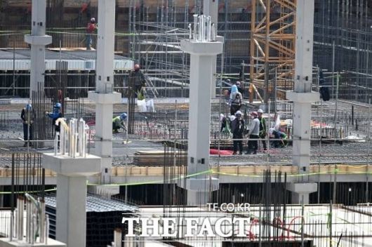 한국건설산업연구원은 건설현장의 특성을 고려하지 않은 채 주 4.5일제가 도입될 경우 공정 지연, 공사비 상승, 안전·품질 관리 어려움 등의 문제가 나타날 수 있다고 내다봤다. /더팩트 DB