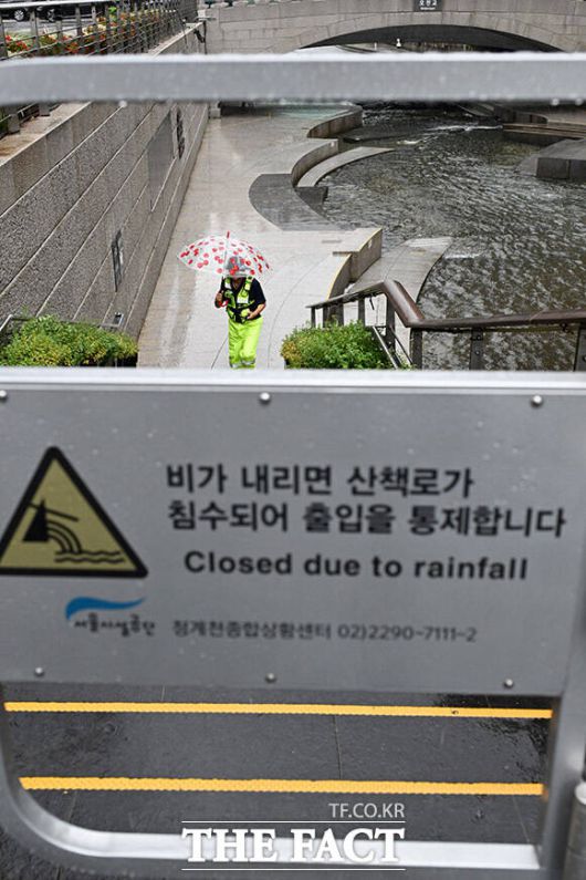 '혹시 남아있는 사람이 있을까' 확인하는 관계자.