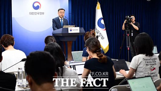 송상훈 과학기술정보통신부 정보통신정책실장이 지난 4일 서울 종로구 정부서울청사에서 '독자 AI 파운데이션 모델' 프로젝트 정예팀 선정 결과를 브리핑하고 있다. /임영무 기자