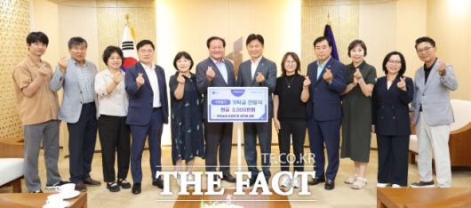 이호준 부천농협조합장(왼쪽 6번째)이 조용익 부천시장(7번째)에게 기탁금을 전달했다. /부천시