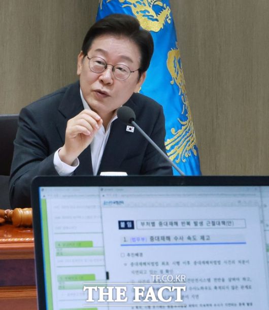 이재명 대통령이 이례적으로 포스코이앤씨를 콕 집어 강하게 질책했는데 공사를 재개하자마자 큰 사고가 발생하면서 중대재해처벌법과 산업안전보건법 등 법적 책임을 피하기 어려워 보인다. 사진은 이재명 대통령이 지난달 29일 오전 용산 대통령실에서 주재한 제33회 국무회의에서 발언하고 있는 모습. /뉴시스