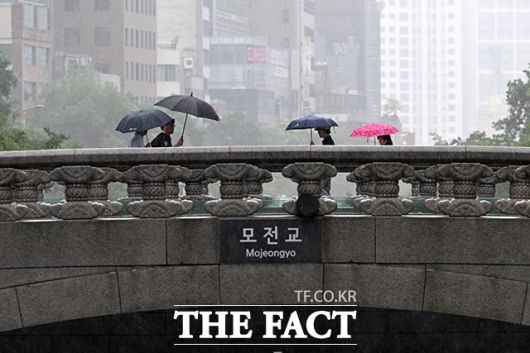 각자 우산 쓰고 발걸음을 재촉하는 시민들.