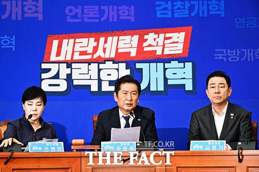 정 대표는 이번 사태에 대해 "대표에 취임하자마자 이런 일이 발생해 국민 여러분께 정말 송구스럽고, 몸 둘 바를 모르겠다"고 공식 사과했다. /배정한 기자