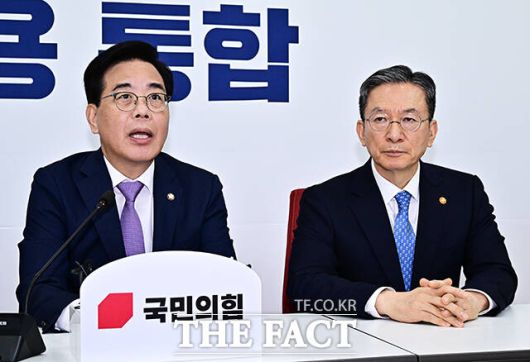 송언석 국민의힘 비상대책위원장 겸 원내대표(왼쪽)가 6일 오후 서울 여의도 국회에서 정성호 법무부 장관을 접견하며 인사말을 하고 있다. /국회=배정한 기자