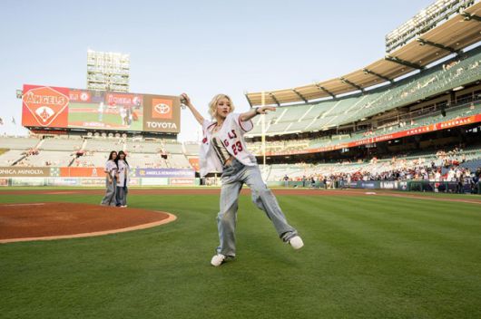 'LA 에인절스 한국 문화유산의 밤'에 초청된 그룹 아이들의 멤버 우기가 현지시간 4일 미국 캘리포니아주 애너하임 에인절스타디움에서 홈팀 LA 에인절스의 시구를 맡았다./LA 에인절스