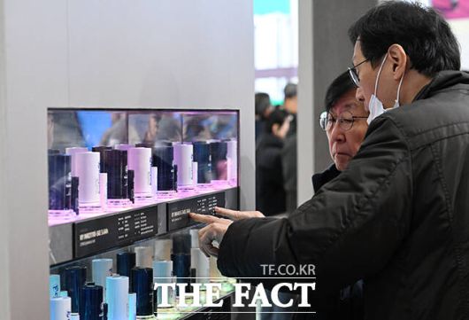 지난 3월 열린 '인터배터리 2025'에서 관람객들이 전시 부스를 둘러보고 있는 모습. /박헌우 기자