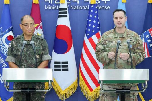 합동참모본부는 이날 UFS 한미 공동브리핑에서 폭염 등에 따라 기존 계획된 40여 건의 FTX 중 20여 건을 9월로 조정해 시행하겠다고 밝혔다. (왼쪽부터) 이성준 합참 공보실장과 라이언 도널드 유엔사·연합사·주한미군사 공보실장이 관련 공동브리핑을 하는 모습. /뉴시스
