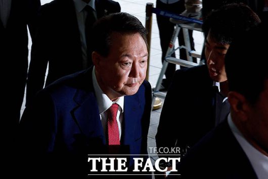 윤 전 대통령이 지난달 5일 서울 서초구 서울고검 청사에 마련된 '내란 특검' 사무실에 피의자 신분으로 출석하고 있다. /배정한 기자