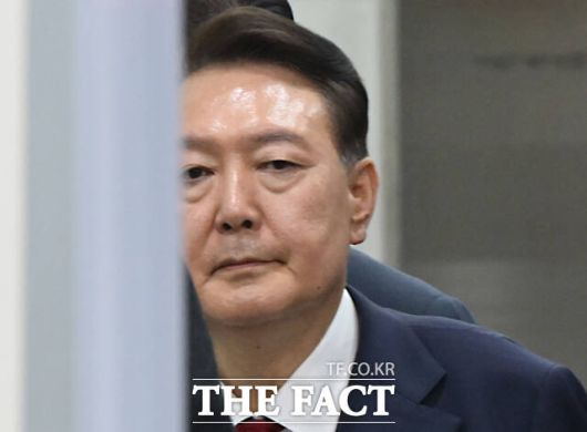 추 의원과 검찰의 악연은 문재인 정부 시절로 거슬러 간다. 이른바 '조국 사태' 이후 2020년 1월 법무부 장관에 오른 추 의원은 당시 검찰총장이었던 윤석열 전 대통령과 정면충돌했다. 지난달 9일 영장실질심사를 마치고 나오는 윤 전 대통령. /사진공동취재단