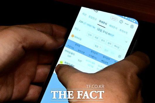 이춘석 무소속 의원이 4일 서울 여의도 국회에서 열린 본회의에서 자신의 보좌관 명의로 개설된 주식 계좌를 확인하는 모습. /남윤호 기자