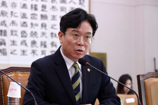 김영훈 고용노동부 장관이 1일 서울 여의도 국회에서 열린 법제사법위원회 전체회의에서 질의에 답하고 있다. / 뉴시스