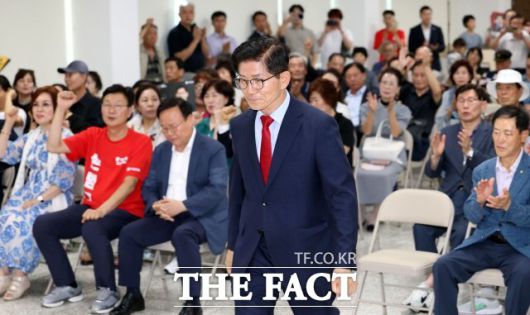 김 후보는 지난 5일 부산 수영구 국민의힘 부산시당에 찾아 당원들과 만났다. 최고위원으로 출마한 김재원·손범규 후보도 함께했다. /뉴시스