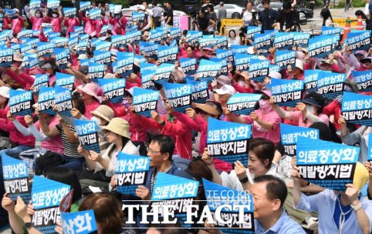 9일 환자들과 시민사회는 정부 여당이 의료계 집단행동에 대한 재발 방지 대책은 마련하지 않은 채 특혜로 봉합했다며 집단행동이 반복 될 것이라고 문제를 제기했다. 사진은 한국환자단체연합회와 한국유방암환우총연합회, 한국희귀·난치성질환연합회원들이 2024년 7월 4일 서울 종로구 보신각 앞에서 열린 '의사 집단휴진 철회 및 재발방지법 제정 환자촉구대회'에서 피켓을 든 채 구호를 외치는 모습. /사진=이새롬 기자