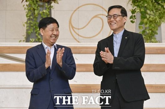구윤철 경제 부총리 겸 기획재정부 장관이 지난 7일 오전 서울 중구 한국은행을 방문해 이창용 한국은행 총재와 기념촬영을 하고 있다. /뉴시스