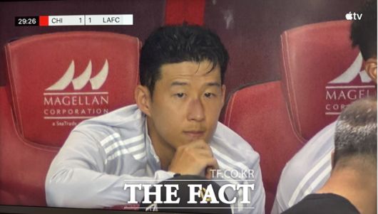 LAFC의 손흥민이 10일 시카고 파이어와 2025 MLS 데뷔전을 갖기에 앞서 벤치에서 경기를 지켜보고 있다./애플TV