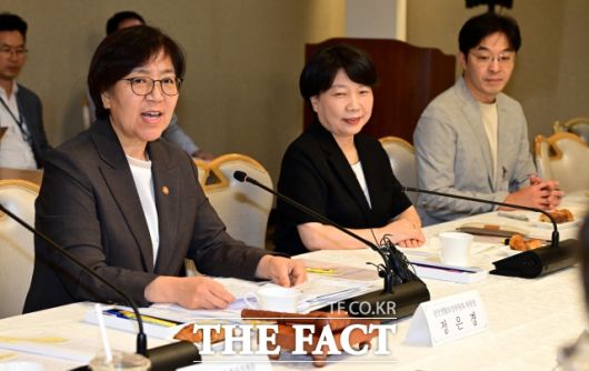 11일 사직 전공의들 다수가 복귀해도 필수의료와 지역의료 부족 현상은 이어질 전망이다. 정부가 필수·지역의료 강화를 위한 조치를 추진할 방침인 가운데 논란이 큰 공공의대·의료사고 법적부담 완화·의대 증원이 관건이다. 사진은 정은경 보건복지부 장관이 지난 7월 31일 오후 서울 종로구 정부서울청사에서 열린 제77차 중앙생활보장위원회 회의에 참석해 모두발언 하는 모습. /사진=임영무 기자