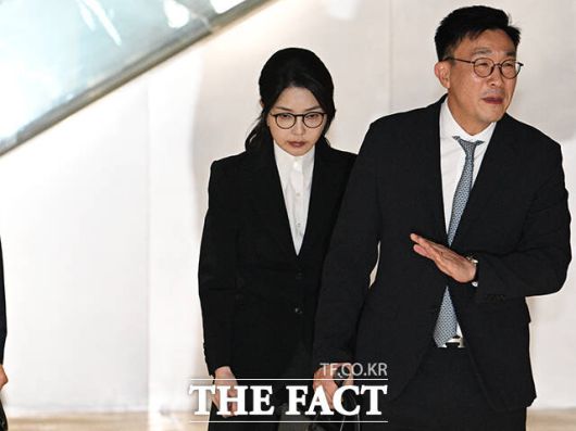 자본시장법 위반 등 혐의를 받는 김건희 씨가 지난 6일 오후 서울 종로구 KT광화문빌딩 웨스트에 마련된 민중기 특검 사무실에서 조사를 마치고 특검 사무실을 나서고 있다. /박헌우 기자