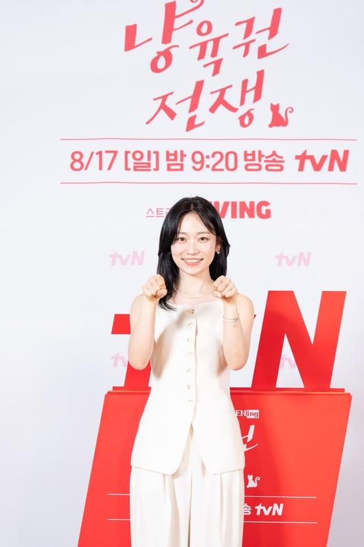 배우 김슬기가 11일 오후 2시 온라인 생중계로 진행된 'O’PPENing(오프닝) 2025' 스페셜 토크에 참석해 "실제로 강아지를 키우는 입장에서 대본 봤을 때 흥미로웠다"고 작품의 매력을 언급했다. /tvN