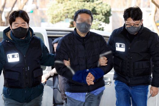 서울서부지방법원 폭력 집단난동 사태 당시 판사실에 침입한 40대 남성 이모씨가 23일 오후 서울 마포구 서울서부지법에서 열린 구속 전 피의자 심문(영장실질심사)에 출석하고 있다. 이씨는 전광훈 목사가 이끄는 사랑제일교회의 '특임 전도사'로 알려진 인물이다. 이씨는 지난 19일 서부지법 7층까지 올라가 판사의 집무실 출입문을 부수고 침입한 혐의(폭력행위처벌법상 공동주거침입)로 이튿날 경찰에 긴급체포됐다. (공동취재) 2025.01.23./뉴시스