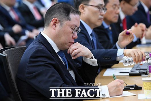 또 럼 베트남 서기장 특별강연 듣는 조 부회장.